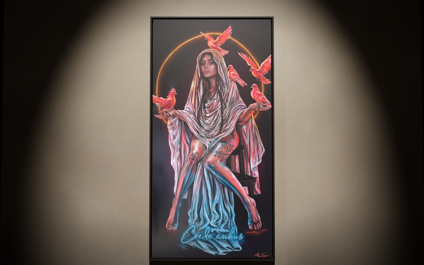 Holy Mary, seule au mur grège sous le projecteur de la salle I